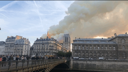 法国巴黎圣母院突发大火