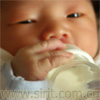 2006.09.28 宝宝在吃奶，一只小手还拿着奶瓶