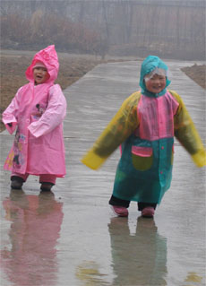 雨中玩耍